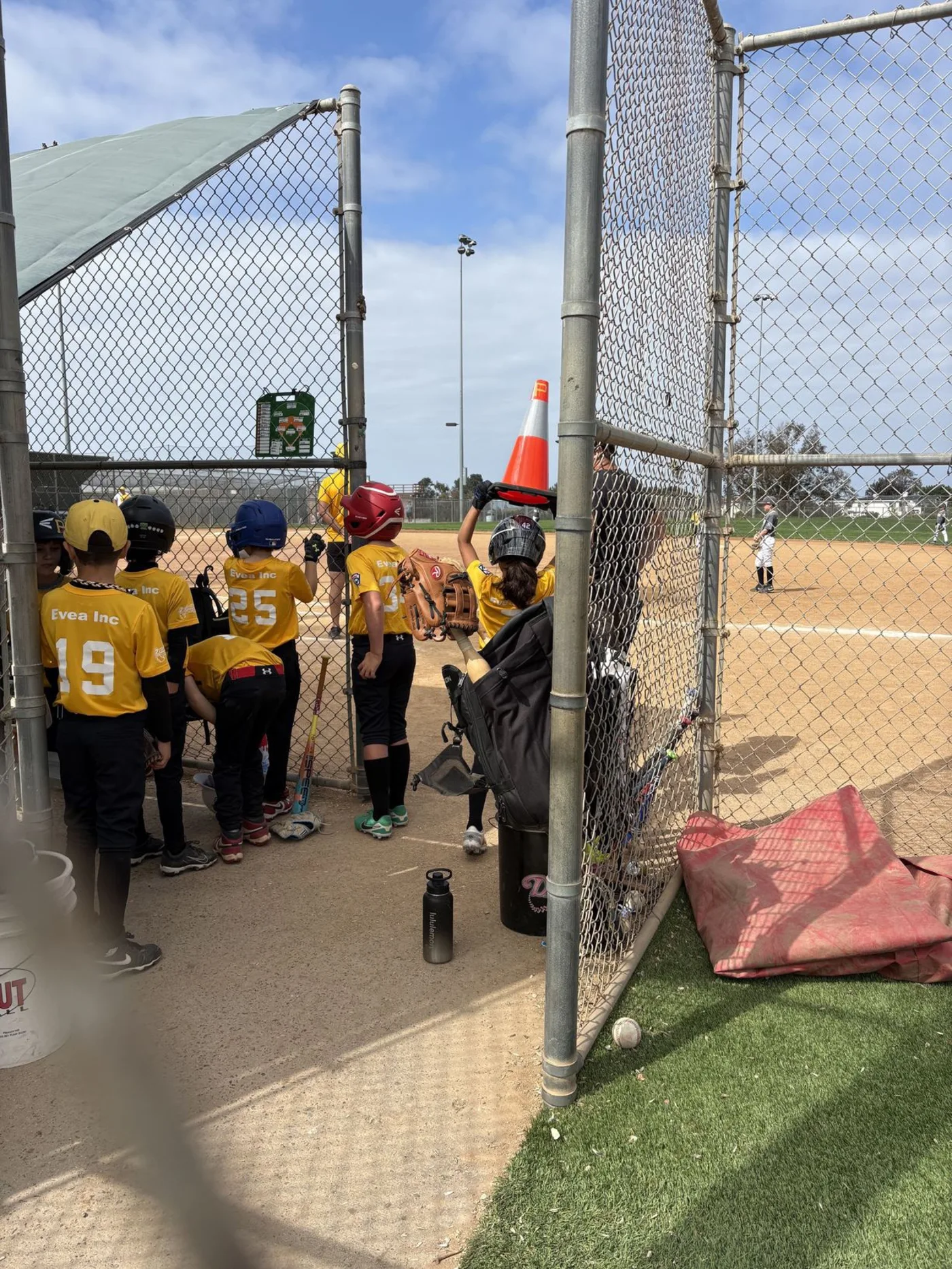 Pirates players with the cone